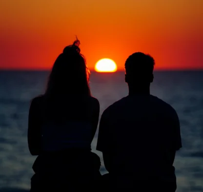 silhouette-couple-enjoying-beautiful-sunset-shore-sea