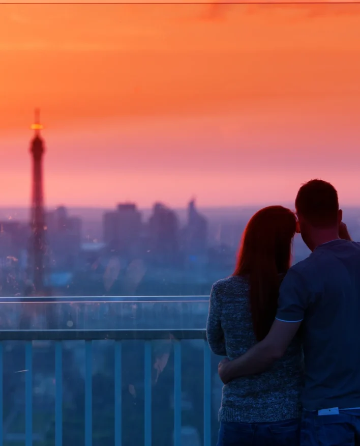 couple-love-admiring-eiffel-tower